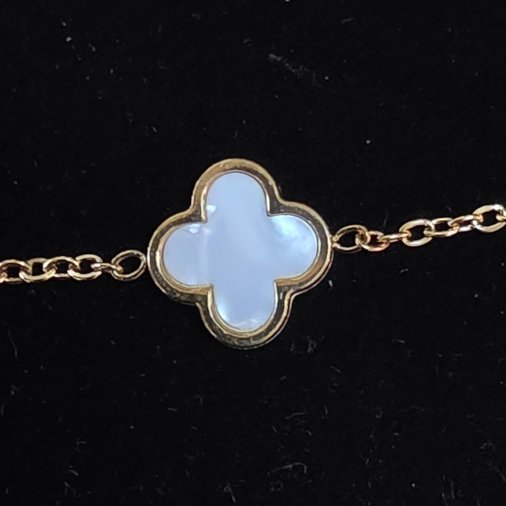NWT Louise Carter White Clover Bracelet 9" Waterproof 18K Gold PVD - Picture 3 of 4